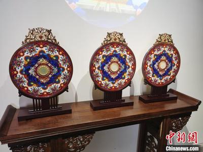 千秋福運 鐘連盛與張鐵成聯袂創作的玉璧景泰藍藝術珍品